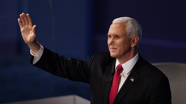 Mike Pence menghindari respons saat ditanya soal komitmen Donald Trump yang menolan transfer damai jika kalah dalam Pemilu AS.