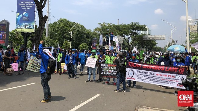 Ratusan buruh sudah berada di sekitar Senayan, Jakarta Pusat. Mereka masih berupaya mendekati Gedung DPR yang kini diblokade aparat.
