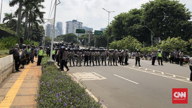 Ratusan buruh meluapkan kekecewaannya dengan melontarkan amarah karena kepolisian memblokade jalanan depan Gedung DPR tempat biasa masyarakat berdemo.