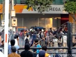 Pendemo Pukuli Karyawan dan Lempari Batu ke Perkantoran Yos Sudarso