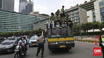 Polisi menangkap 5.918 demonstran tolak Omnibus Law di berbagai daerah, memproses 240 orang ke tingkat penyidikan dan menahan 87 orang lainnya.