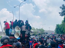Massa Buruh Demo di Depan Pemkot Bekasi, Lalin Jl Ahmad Yani Ditutup
