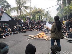 Massa Aksi Tolak Omnibus Law di Bali Bakar Kayu di Tengah Jalan