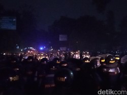 Polisi Pukul Mundur Massa di Bandung dengan Water Cannon-Gas Air Mata