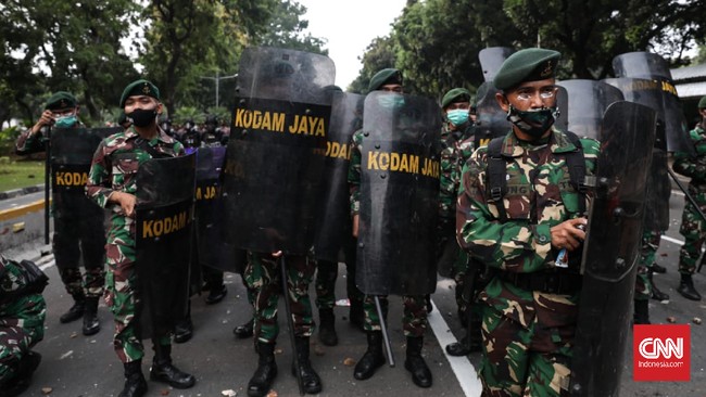 Pangdam Jaya Mayjen TNI Dudung Abdurachman mengancam pembubaran FPI apabila bertindak tak mematuhi aturan.