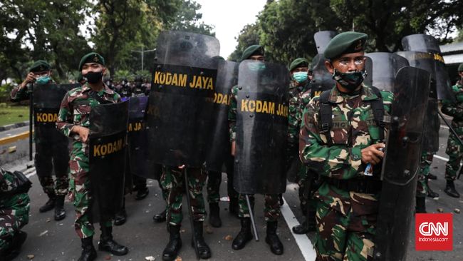 Pangdam Jaya: Kalau Perlu FPI Bubarkan Saja Pangdam Jaya Mayjen TNI Dudung Abdurachman mengancam pembubaran FPI apabila bertindak tak mematuhi aturan.