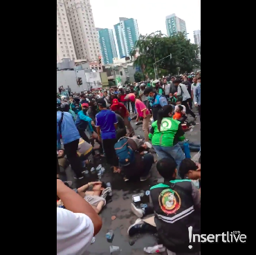 Salut! Para Ojol Bantu Korban Demo Tolak UU Cipta Kerja di Olimo