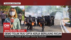 VIDEO: Massa Tolak Omnibus Law Surabaya Jebol Gerbang Grahadi