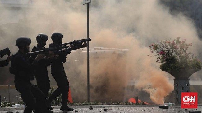 Indonesia Corruption Watch (ICW) menduga Polri memang sengaja berbelanja karena bakal ada demo besar-besaran menolak Omnibus Law UU Ciptaker.