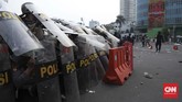 FOTO: Ricuh Demo Tolak Omnibus Law di Sekitar Istana Sejumlah titik di sekitar Istana Negara memanas setelah negosiasi antara demonstran tolak Omnibus Law dan kepolisian menemui jalan buntu.