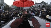 FOTO: Ricuh Demo Tolak Omnibus Law di Sekitar Istana Sejumlah titik di sekitar Istana Negara memanas setelah negosiasi antara demonstran tolak Omnibus Law dan kepolisian menemui jalan buntu.