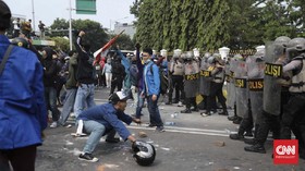 FOTO: Ricuh Demo Tolak Omnibus Law di Sekitar Istana