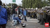 FOTO: Ricuh Demo Tolak Omnibus Law di Sekitar Istana Sejumlah titik di sekitar Istana Negara memanas setelah negosiasi antara demonstran tolak Omnibus Law dan kepolisian menemui jalan buntu.