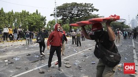 Polisi Pukul Jurnalis CNNIndonesia.com Liput Demo Omnibus Law
