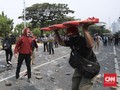 Polisi Pukul Jurnalis CNNIndonesia.com Liput Demo Omnibus Law