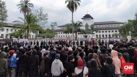 Tolak Omnibus Law, Buruh Bergerak Kepung Gedung Sate Bandung