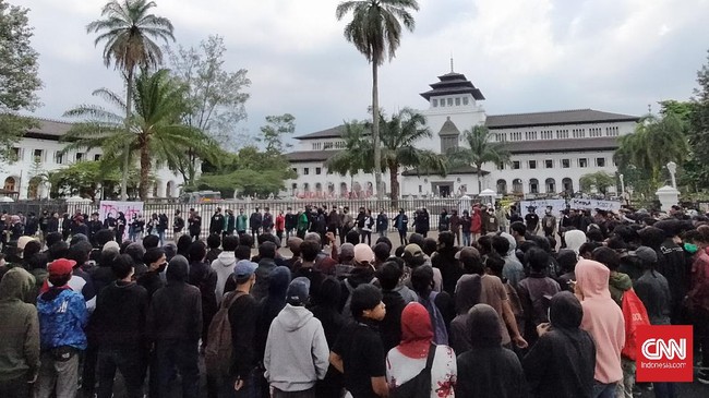 Selain menolak Omnibus Law UU Cipta Kerja, mahasiswa juga mengecam aksi represif kepolisian pada aksi sebelumnya.