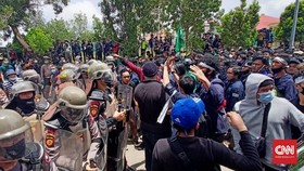 Demo di Batam Ricuh, Polisi Jatuh dari Motor di Tengah Massa