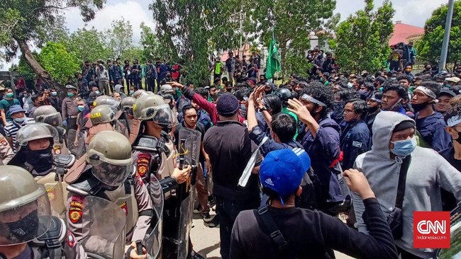 Ratusan mahasiswa ngotot ingin berunjuk rasa di depan kantor DPRD Batam. Namun polisi mengadang.