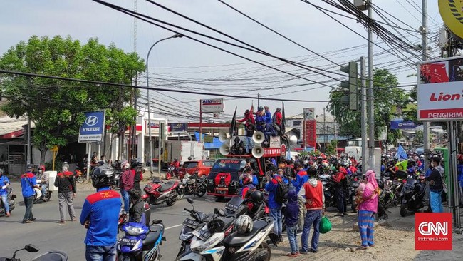 Massa buruh menggelar demonstrasi sempat memblokir ruas Jalan Ahmad Yani, Kota Bekasi, Kamis (30/11) siang.