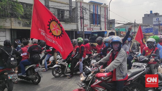 Rombongan buruh yang mengendarai sepeda motor diminta putar balik oleh aparat saat hendak masuk Jakarta untuk mengikuti demo tolak Omnibus Law.
