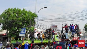 Tolak Omnibus Law, Buruh Geruduk Kantor Wali Kota Bekasi