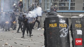 img-title Polisi Bubarkan Massa di Harmoni, Pedemo Kocar-kacir