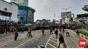 Polisi Tembak Gas Air Mata dari Kawasan Medan Merdeka