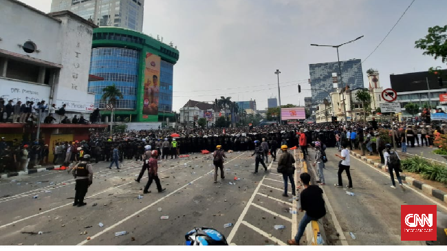 Polisi kerahkan water cannon dan gas air mata untuk menghalau massa yang menuju istana dari arah Jalan MH Thamrin.