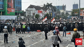 Tak Diizinkan ke Depan Istana, Massa Lempar Batu dan Petasan