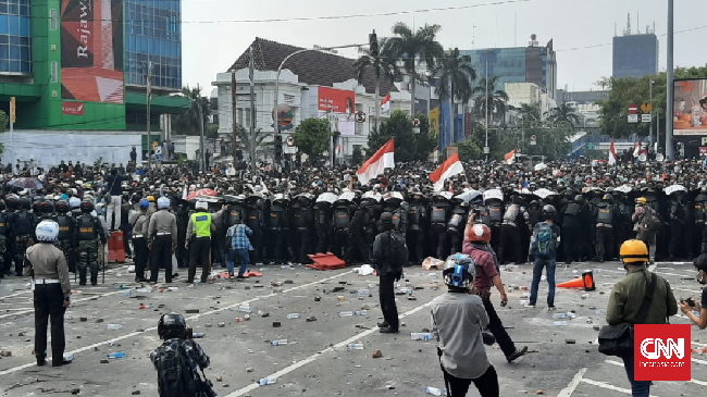 Polisi meminta massa bergabung dengan mahasiswa yang berkumpul di kawasan Patung Kuda, Jalan Medan Merdeka Barat, namun massa menolak.