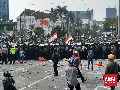 Tak Diizinkan ke Depan Istana, Massa Lempar Batu dan Petasan