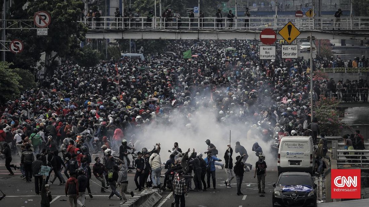FOTO: Ricuh Demo Tolak Omnibus Law di Sekitar Istana