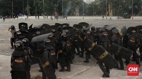 Polisi Adang Puluhan Pemuda Tanpa Jaket Almamater Ikut Demo