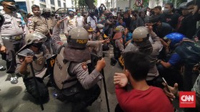 Demo Mahasiswa di Sumut Ricuh, Massa Rusak Pagar Gedung DPRD