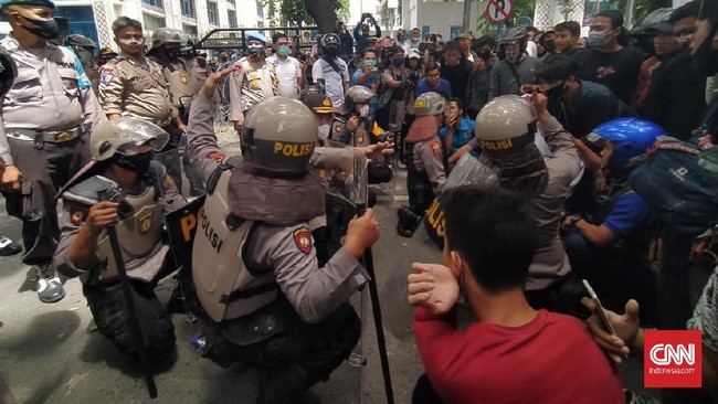 Demo mahasiswa yang tergabung dalam Kelompok Cipayung Plus Sumatera Utara di DPRD Sumut ricuh.
