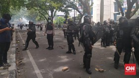 Polisi Tembak Gas Air Mata ke Pedemo Omnibus Law di Medan