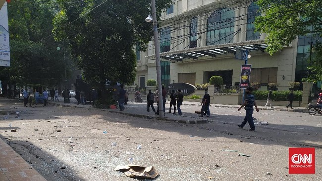 Aksi tolak Omnibus Law UU Ciptaker di Medan diwarnai aksi pelemparan oleh orang misterius dari atas Gedung DPRD Medan, Kamis (8/10) sore.