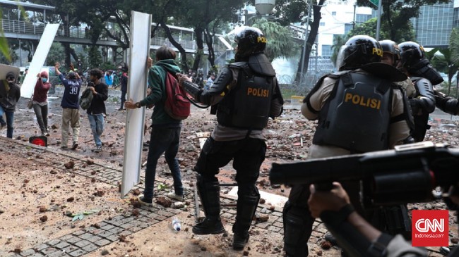 Polisi membawa massa aksi Omnibus Law ke Polda Metro Jaya hingga Jumat (9/10) dini hari. Namun tim pengacara publik tak diberikan akses mendampingi mereka.