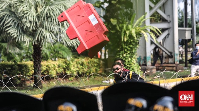 Massa sempat dihalau menggunakan water cannon, namun massa tetap berhasil menjebol blokade dan melakukan sejumlah perusakan fasilitas.