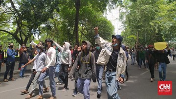 Demo Omnibus Law di Medan Panas, Aparat Dilempari Batu Mahasiswa dan buruh telah berada di depan Gedung DPRD Sumatera Utara. Mereka menolak Omnibus Law UU Cipta Kerja.