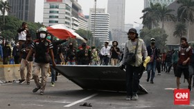 img-title Massa Belum Bisa Dekati Istana, Polisi Sekat Beberapa Titik