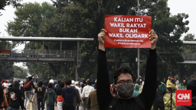 Analis saham menilai gejolak penolakan Omnibus Law Cipta Kerja mewarnai pergerakan IHSG. Jika aksi demo berlanjut, indeks saham bakal makin tertekan.