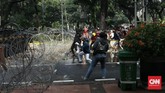 FOTO: Ricuh Demo Tolak Omnibus Law di Sekitar Istana Sejumlah titik di sekitar Istana Negara memanas setelah negosiasi antara demonstran tolak Omnibus Law dan kepolisian menemui jalan buntu.