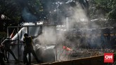 FOTO: Ricuh Demo Tolak Omnibus Law di Sekitar Istana Sejumlah titik di sekitar Istana Negara memanas setelah negosiasi antara demonstran tolak Omnibus Law dan kepolisian menemui jalan buntu.