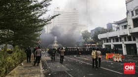 Bentrok Pecah di Persimpangan Balai Pemuda Surabaya