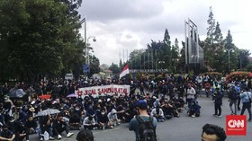Tolak Omnibus Law, Massa #JogjaMemanggil Padati Bundaran UGM