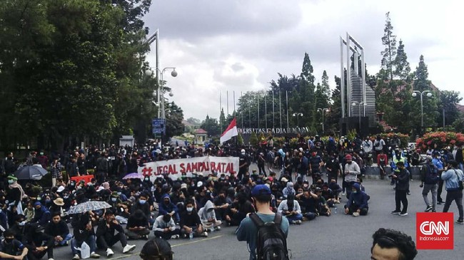 BEM UGM mengajak mahasiswa lain untuk ikut berkemah di lingkungan kampus menolak Omnibus Law Cipta Kerja.