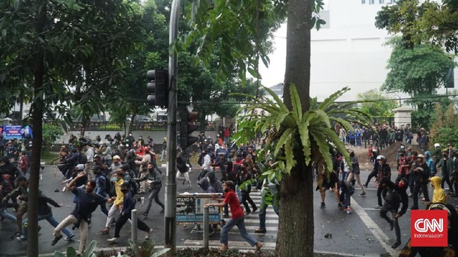 Massa yang mayoritas remaja menyerang aparat dengan melempari batu. Massa tersebut bukan buruh yang sebelumnya bertemu Gubernur Jawa Barat Ridwan Kamil.
