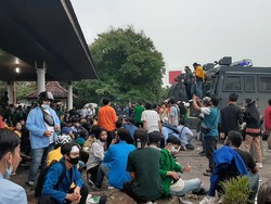 Sempat Ricuh, Demo Tolak Omnibus Law di Palembang Berakhir Damai